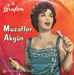 Muzaffer Akgün Beyaz Giyme Toz Olur 45lik Plak