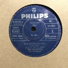 Julia Kein and Pink Up Stick In A Gadda Da Vida 45lik Plak